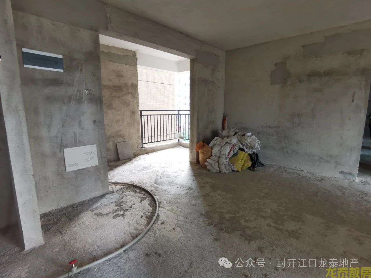佰隆山河毛坯电梯中层4房