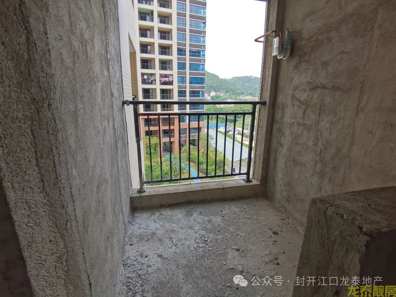 佰隆山河毛坯电梯中层4房