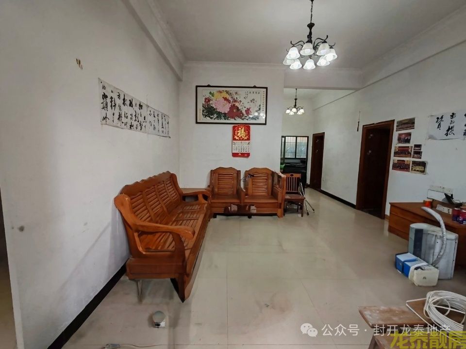 时代广场旁一楼带院三房 拎包即住